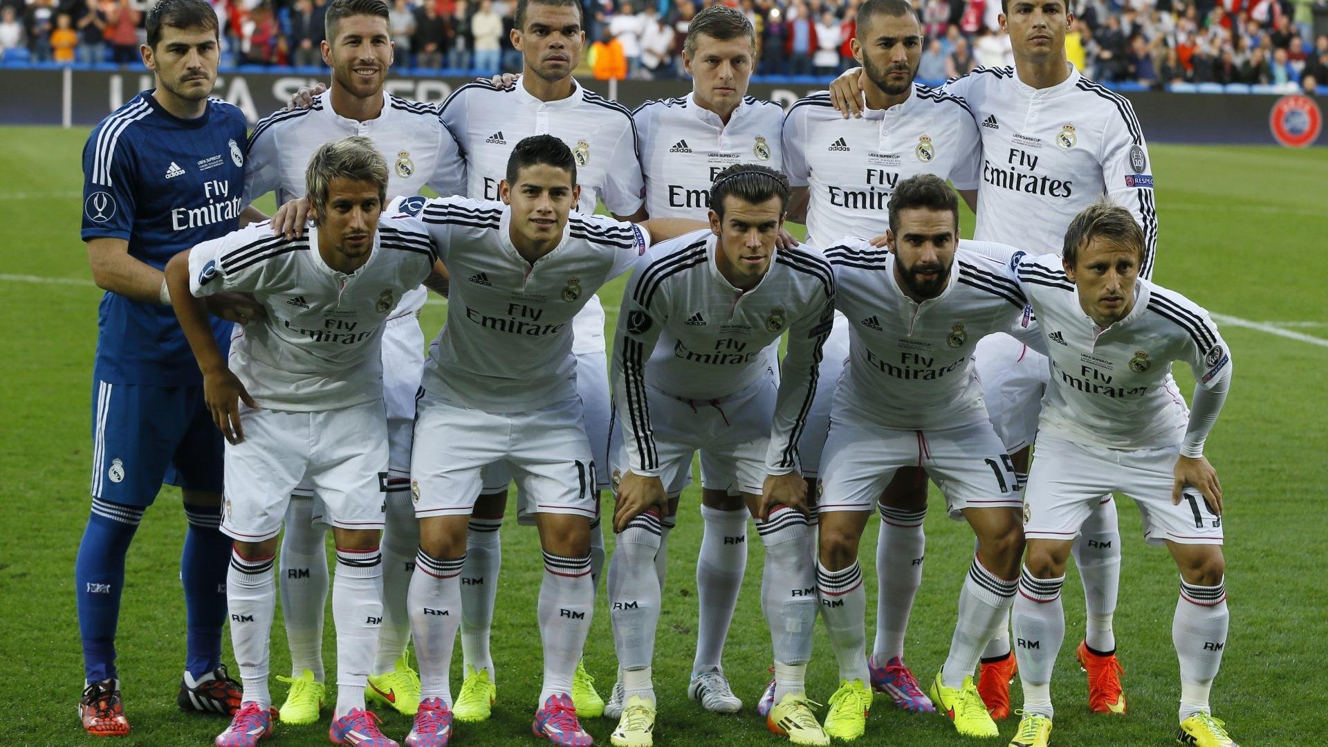 “营地早课武术操展示赛” 团体方阵刀枪并举